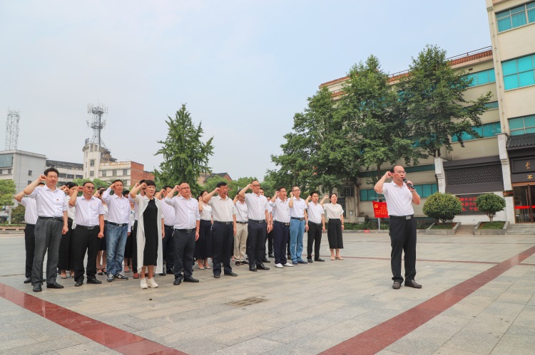 学院组织开展革命传统教育，听取“不忘初心、牢记使命”主题党课