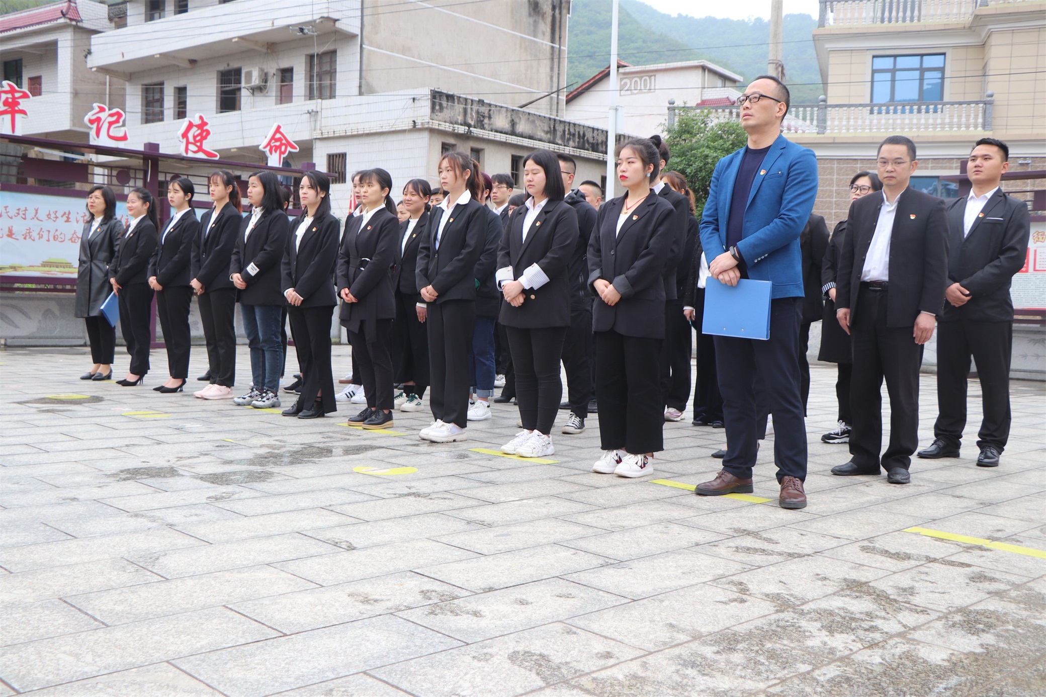 我校开展“青春向党 大学生党员集体入党宣誓”活动